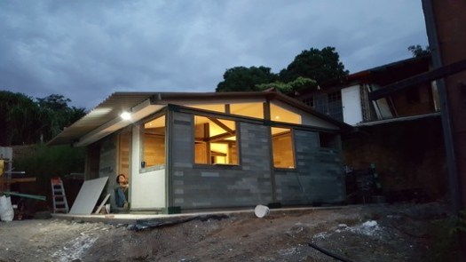 Construction of house made of recycled plastic bricks.. Image Courtesy of Conceptos Plásticos