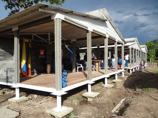 Temporary shelter in Guapi (Colombia) for 42 families displaced by armed conflict.. Image Courtesy of Conceptos Plásticos