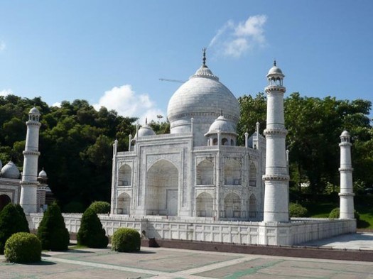 A replica Taj Mahal at the Window of the World Theme Park, Shenzhen, China © Flickr user jlcalgary. Licensed under CC BY-NC-ND 2.0