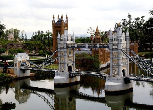 A replica Tower Bridge at the Window of the World Theme Park, Shenzhen, China © Flickr user volvob12b. Licensed under CC0 1.0
