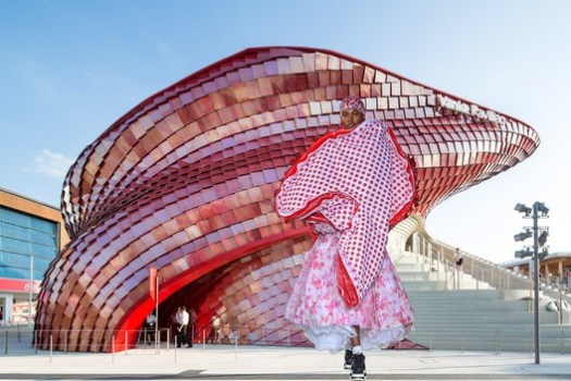 Biorhythmic buildings or 'blobs', as they called, and clothes emerge from the potential given by new technologies in both design and construction. The Vanke Pavilion at Milan Exhibition designed by the famous architect Daniel Libeskind and garment from the Comme des Garcons AW18 catwalk. Image Courtesy of Viktoria Al. Lytra