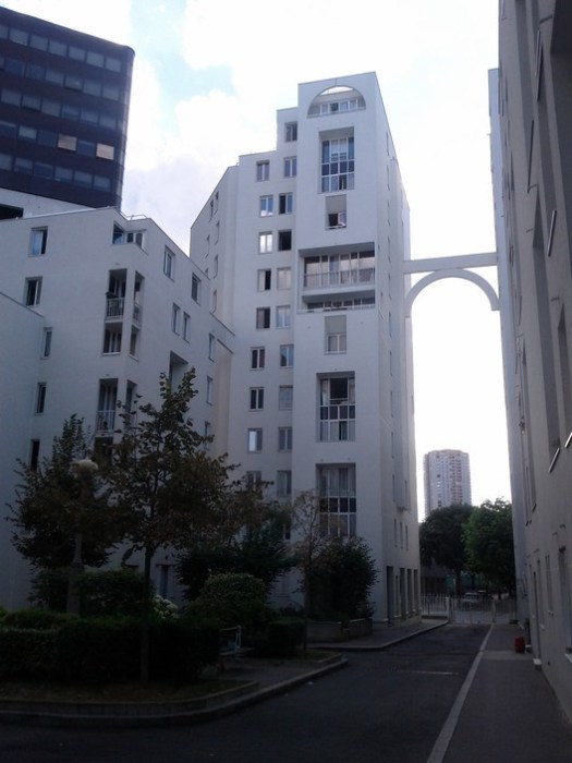 Les Hautes-Forms apartments, Paris. Image © <a href='https://commons.wikimedia.org/wiki/File:Hautes_Formes_Immeuble_hlm_paris_13.jpg'>Wikimedia user Julienfr112</a> licensed under <a href='https://creativecommons.org/licenses/by-sa/3.0/deed.en'>CC BY-SA 3.0</a>